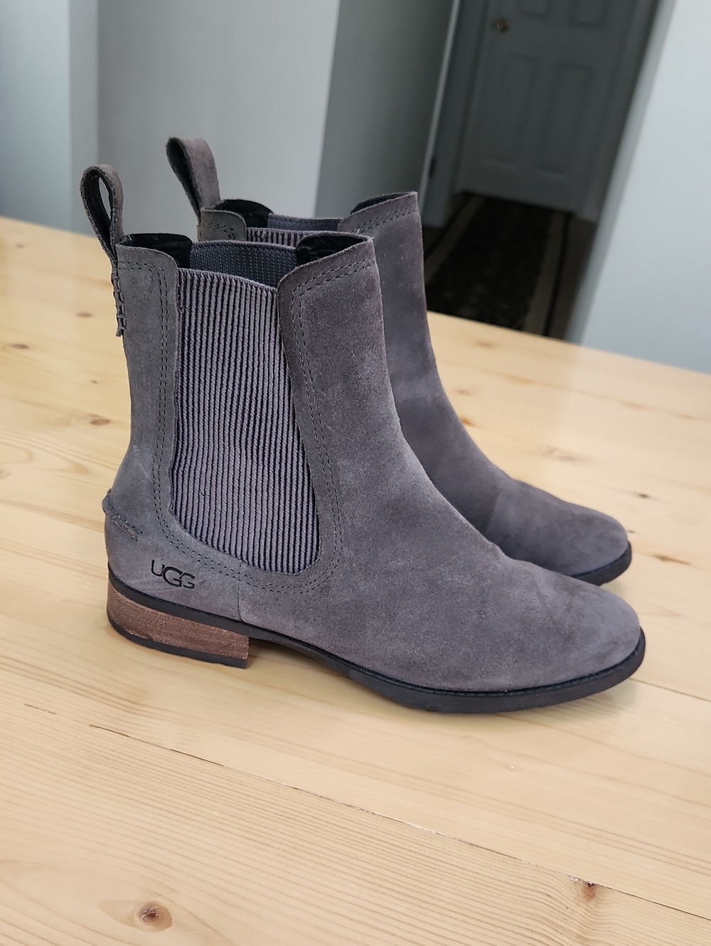 UGG Hillhurst Chelsea Boot Suede Leather Ankle Waterproof Boots Flats 6 Gray